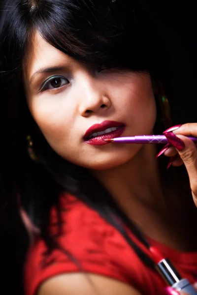 Junge Frau benutzt Lippenstift-Pinsel — Stockfoto