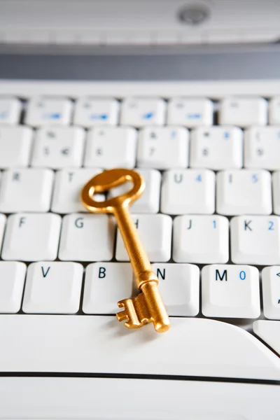 Złoty klucz na laptopie — Zdjęcie stockowe