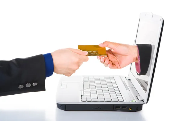 Принять кредитную карту для онлайн-транзакции — стоковое фото