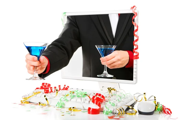 Ofreciendo martini azul desde la pantalla del ordenador —  Fotos de Stock