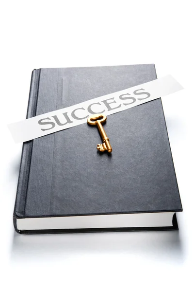 Goldener Schlüssel und Erfolgsetikett auf Buch — Stockfoto