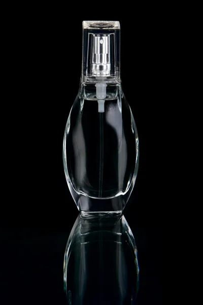 Perfume sobre fondo negro — Foto de Stock