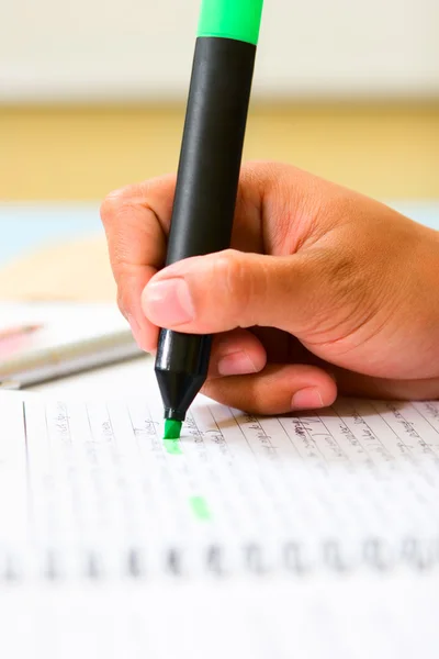 Marking with highlighter pen — Stock Photo, Image