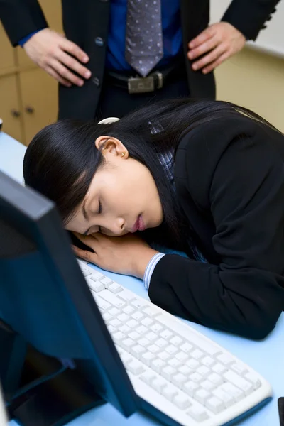 Fångas upp och sov i office — Stockfoto