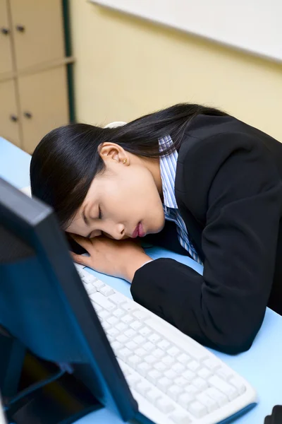 Schlafen im Büro — Stockfoto