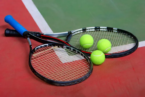 Тенісні ракетки, м'ячі та корти — стокове фото