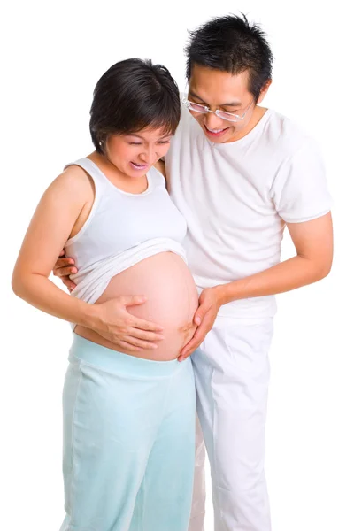 Hamilelik ile çift - okşamak — Stok fotoğraf