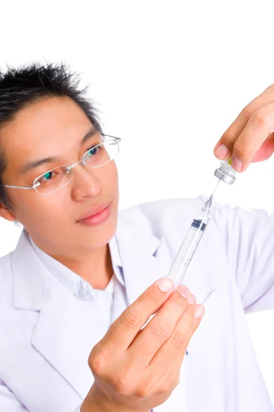 Наполнение шприца для подкожных инъекций лекарствами — стоковое фото