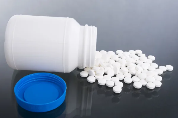Verschüttete Tabletten (Seite) — Stockfoto