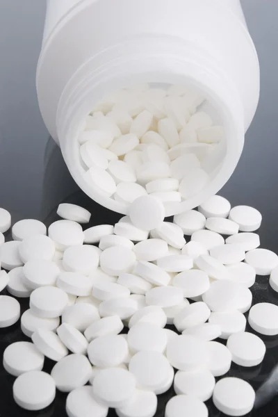 Verschüttete Tabletten (vorne)) — Stockfoto
