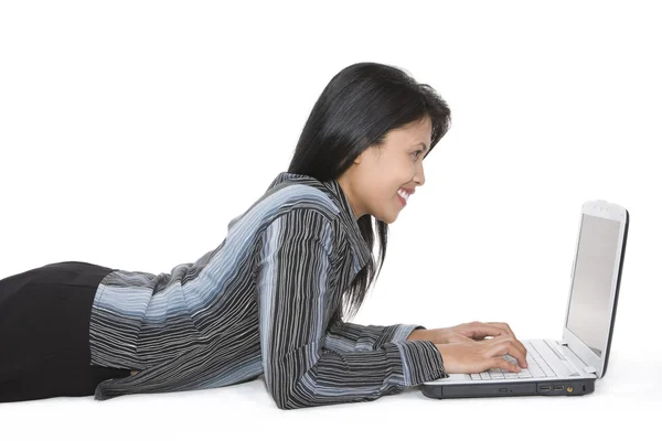 Usando laptop enquanto deitado no chão — Fotografia de Stock