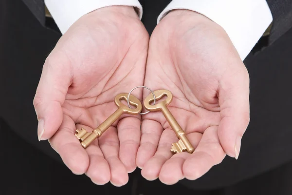 Zlaté klíče série - drží zlatý s oběma rukama — Stock fotografie