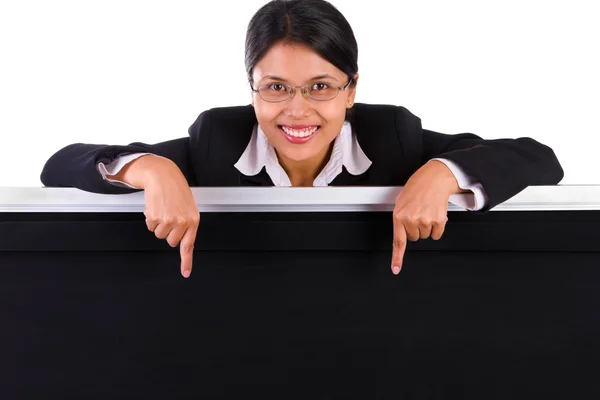 बिजनेस महिला ब्लैकबोर्ड को इंगित कर रही है — स्टॉक फ़ोटो, इमेज