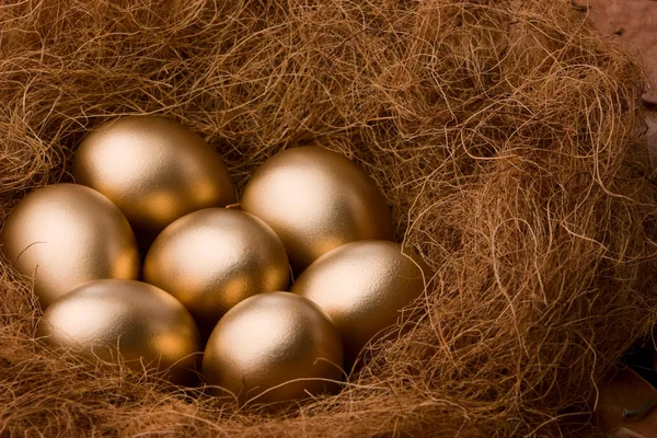 Eierserie: Sieben goldene Eier nebeneinander — Stockfoto