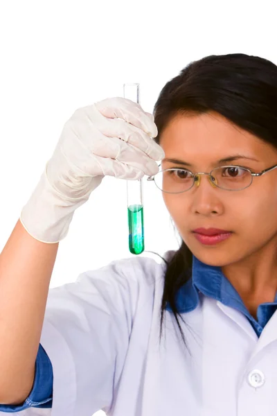 Examinando a reação química — Fotografia de Stock