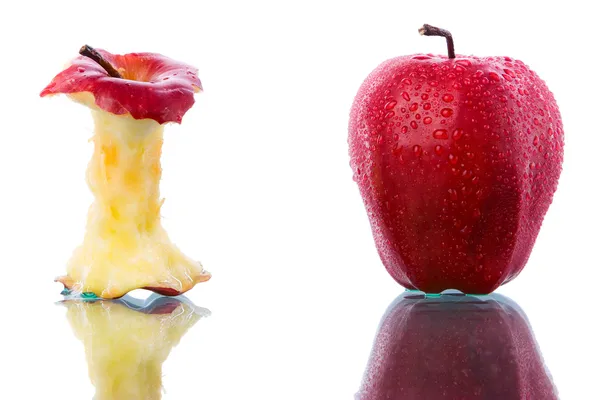 Świeże i ugryziony czerwone jabłko — Zdjęcie stockowe