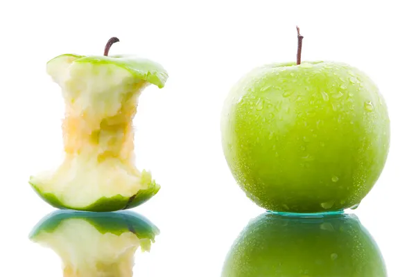 Bitten och färskt grönt äpple — Stockfoto