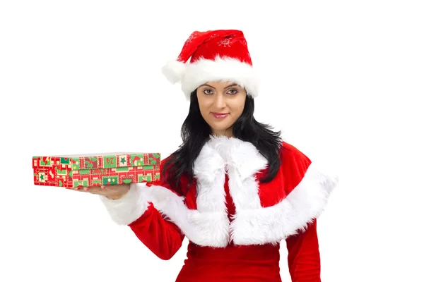 Bella donna vestita con Babbo Natale in possesso di un regalo — Foto Stock