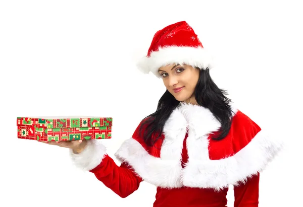 Mulher bonita vestida de Papai Noel segurando um presente — Fotografia de Stock
