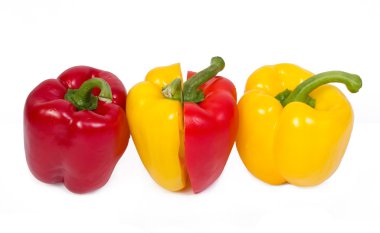 Üç kırmızı ve sarı kırmızı biber (capsicum)