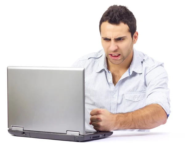 Uomo d'affari arrabbiato al suo computer portatile — Foto Stock