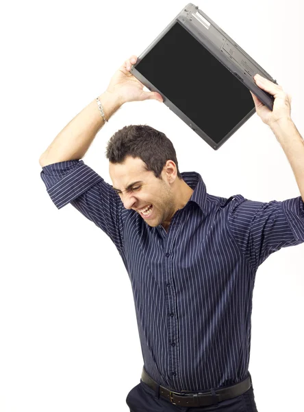 Człowiek rzucanie laptopa z powodu błędu systemu — Zdjęcie stockowe