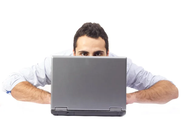 Unga mannen bakom en laptop — Stockfoto