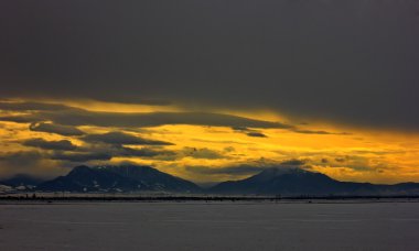 Şafakta bulutlu ve güzel kış manzarası