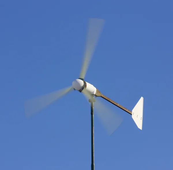 Foto de un molino de viento en un cielo azul — Foto de Stock