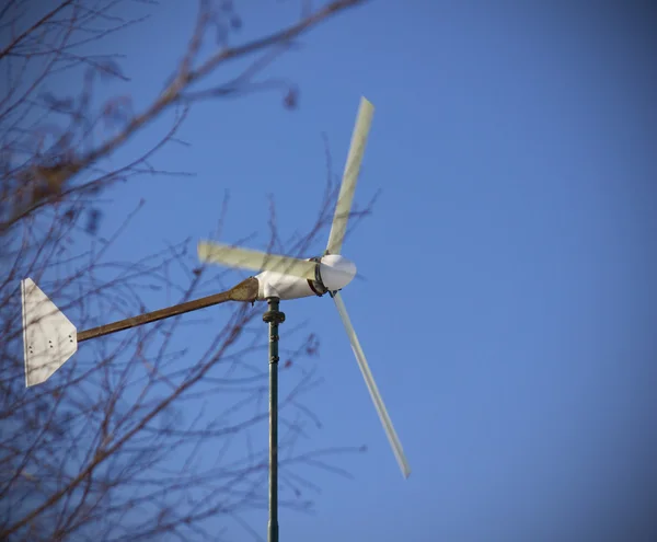 Foto de um moinho de vento em um céu azul — Fotografia de Stock