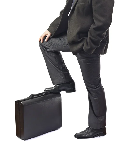 Hombre de negocios esperando con el pie en el maletín — Foto de Stock