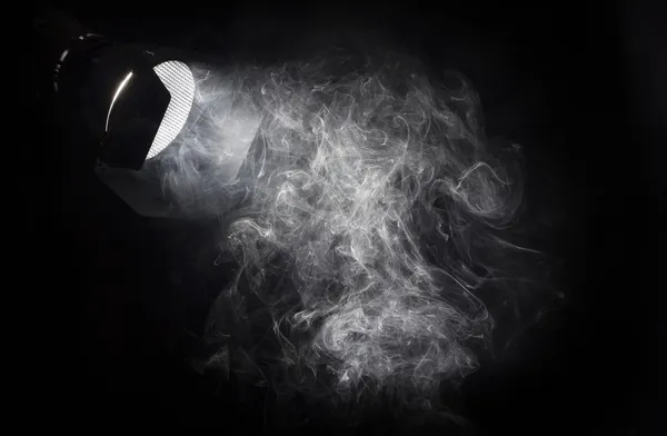 Sztuka teatr biały wiązki światła z projektora na czarny backgro — Zdjęcie stockowe