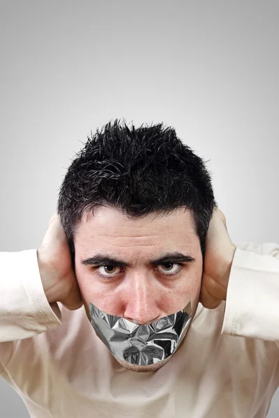 Irritado jovem homem com fita adesiva cinza em sua boca — Fotografia de Stock