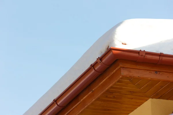 kış sezonunda karla kaplı evin çatı