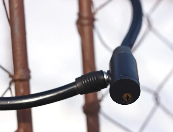 Close-up van zwarte lock op metalen hek — Stockfoto