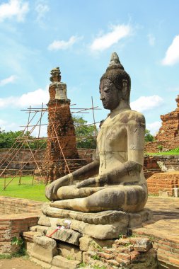 wat içinde stupa ve Buda heykelleri