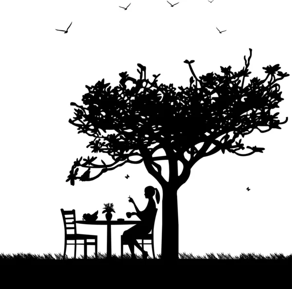 Silueta de mujer humeante con taza de café en el jardín bajo el árbol — Vector de stock