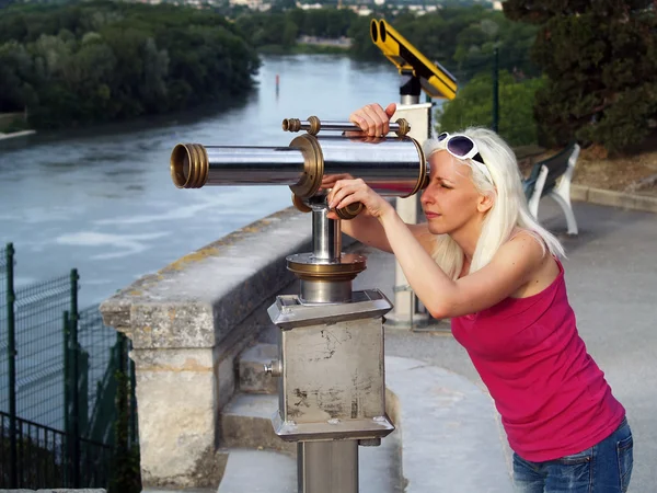 Tourist looking through telescope in Avignon, France — Stock Photo, Image