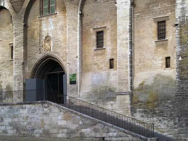La entrada en el palacio de los Papas en Aviñón, Francia — Foto de Stock