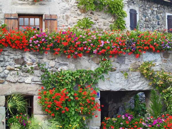 Casa bonita com flores em Yvoire, lago de Genebra, França — Fotografia de Stock
