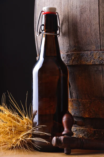 Natura morta con bottiglia di birra — Foto Stock