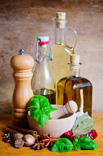 Olivenöl, Kräuter und Gewürze — Stockfoto