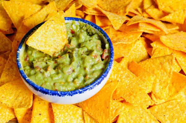 Chips de nacho e guacamole — Fotografia de Stock