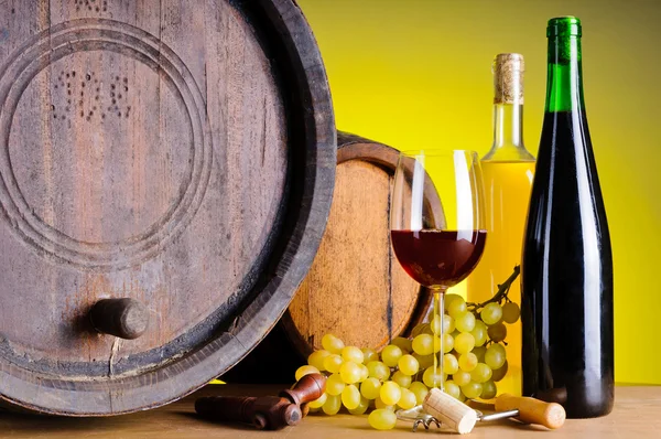 Still life with wine, grapes and barrels — Stock Photo, Image