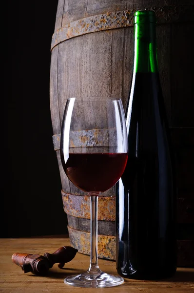 Γυαλί και μπουκάλι κόκκινο κρασί — Φωτογραφία Αρχείου