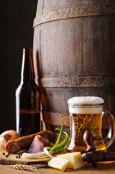 Натюрморт с пивом и едой — стоковое фото
