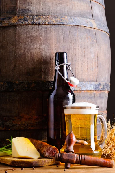 木製の樽のビールと食べ物 — ストック写真