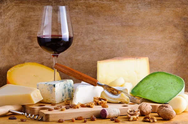 Bardak kırmızı şarap ve Peynir tabağı — Stok fotoğraf