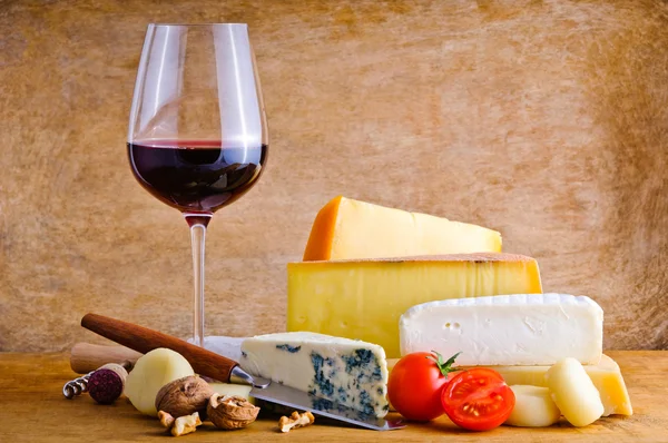 Rustika tilltugg med ost och vin — Stockfoto
