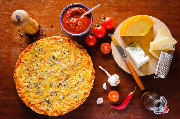 ピザ クワトロ formaggi — ストック写真